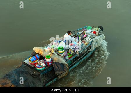 Luftaufnahme des schwimmenden Markts Phong Dien bei Sonnenaufgang, Boote, die Großhandelsfrüchte und Waren auf dem Can Tho River verkaufen Stockfoto