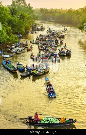 Luftaufnahme des schwimmenden Markts Phong Dien bei Sonnenaufgang, Boote, die Großhandelsfrüchte und Waren auf dem Can Tho River verkaufen Stockfoto