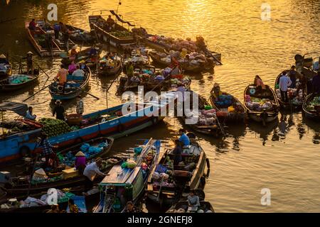 Luftaufnahme des schwimmenden Markts Phong Dien bei Sonnenaufgang, Boote, die Großhandelsfrüchte und Waren auf dem Can Tho River verkaufen Stockfoto