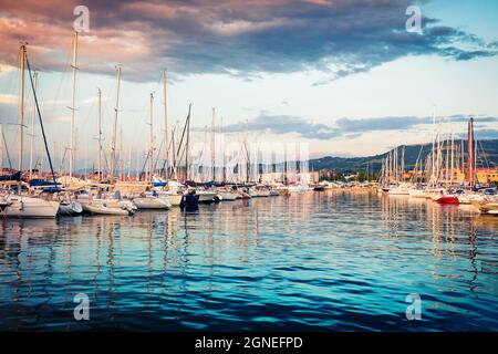 Toller Sommeruntergang im Hafen der alten Fischerstadt Izola. Farbenfroher Frühlingsabend an der Adria. Schöne Seestücke Sloweniens, Europa. Reisekonz Stockfoto