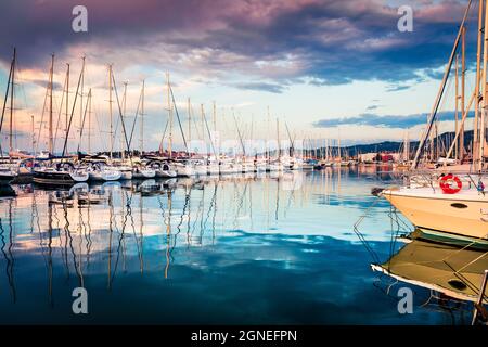 Toller Sommeruntergang im Hafen der alten Fischerstadt Izola. Farbenfroher Frühlingsabend an der Adria. Schöne Seestücke Sloweniens, Europa. Reisekonz Stockfoto