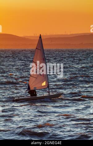 Segeln von Schlauchbooten an einem luftigen Abend Stockfoto