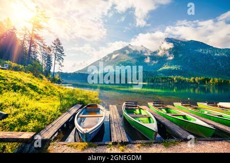 Malerischer Sommeraufgang am Hintersee. Bunte Morgenansicht der österreichischen Alpen, Salzburg-Umgebung, Österreich, Europa. Schönheit der Natur Co Stockfoto