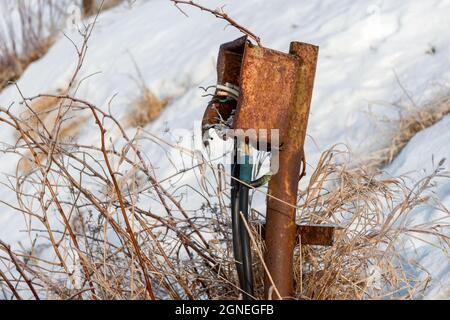 Alte Elektroanlagen im Winter mit Schnee bedeckt Stockfoto
