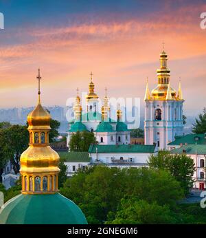 Schöner Sommeraufgang des orthodoxen Klosters Kiev Pechersk Lavra. Große Morgenansicht von Kiew, Hauptstadt der Ukraine, Europa. Reisekonzept nach hinten Stockfoto