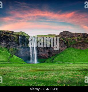 Herrliche Morgenansicht des Seljalandfoss Wasserfalls auf Seljalandsa Rive. Toller Sommeraufgang in Island, Europa. Schönheit der Natur Konzept Hintergrund. Stockfoto