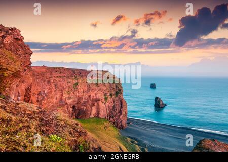 Farbenfrohe Abendansicht von der Halbinsel Dyrholaey mit hellem Atlantik. Malerischer Sommeruntergang in Südisland, Vic Village Lage, E Stockfoto