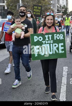 Los Angeles, USA. September 2021. Junge und alte Menschen marschieren, um dringende Maßnahmen zur Verhinderung des katastrophalen Klimawandels in Los Angeles zu fordern, und schließen sich jungen Menschen auf der ganzen Welt an ihrem größten Protest seit dem Beginn der COVID-19-Pandemie am Freitag, dem 24. September 2021 in Los Angeles. Der Streik findet fünf Wochen vor dem UN-COP26-Gipfel statt, der darauf abzielt, ehrgeizigere Klimaschutzmaßnahmen von den Staats- und Regierungschefs der Welt zu erreichen, um die Treibhausgasemissionen, die den Planeten heizen, drastisch zu senken. Foto von Jim Ruymen/UPI Credit: UPI/Alamy Live News Stockfoto