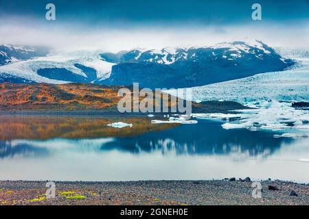 Schwimmende Eisbox auf der Gletscherlagune von Fjallsarlon. Sonnige Morgenszene im Vatnajokull Nationalpark, Südostisland, Europa. Schönheit der Natur Konz Stockfoto