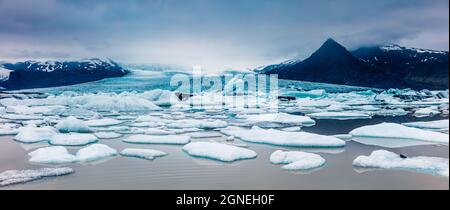 Schwimmende Eisbox auf der Gletscherlagune von Fjallsarlon. Sonniges Morgenpanorama des Vatnajokull Nationalparks, Südostisland, Europa. Schönheit der Natur c Stockfoto