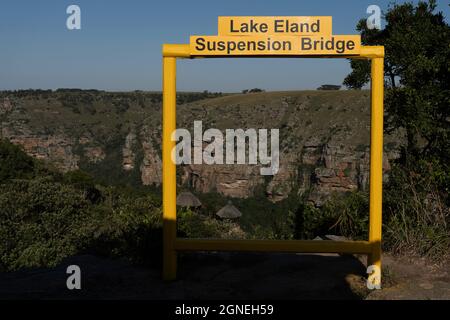 Durban, Südafrika - Mai 18 2019: Fotobereich der Lake Eland Suspension Bridge mit gelbem Rahmen. Beliebtes Touristenziel in Durban, Südafrika. Stockfoto