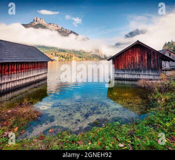 Beeindruckende Herbstszene des Altausseer Sees. Toller Morgenblick auf das Dorf Altaussee, Bezirk Liezen in der Steiermark, Österreich. Die Schönheit der Landschaft Stockfoto