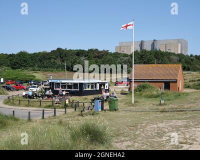 Besucher des Sizewell Tea Shop Cafés und des Kernkraftwerks in Sizewell East Suffolk, England, Großbritannien Stockfoto