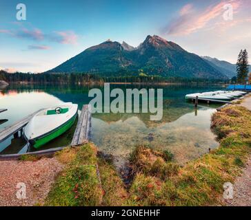 Schöner Herbstuntergang am Hintersee. Farbenfrohe Abendansicht in den bayerischen Alpen an der österreichischen Grenze, Deutschland, Europa. Reisekonzept b Stockfoto