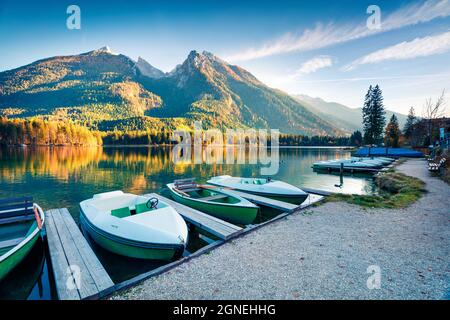 Wunderschöne Herbstszene am Hintersee. Farbenfrohe Morgenansicht in den bayerischen Alpen an der österreichischen Grenze, Deutschland, Europa. Reisekonzept BA Stockfoto