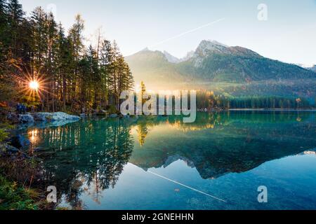 Fantastischer Herbstaufgang am Hintersee. Herrliche Morgenansicht der bayerischen Alpen an der österreichischen Grenze, Deutschland, Europa. Schönheit der Natur Konzept BA Stockfoto
