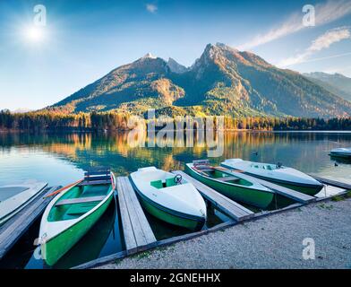 Malerische Herbstszene am Hintersee. Farbenfrohe Morgenansicht in den bayerischen Alpen an der österreichischen Grenze, Deutschland, Europa. Reisekonzept Stockfoto