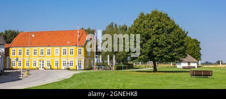 Panorama eines bunten gelben Hauses in Jelling, Dänemark Stockfoto