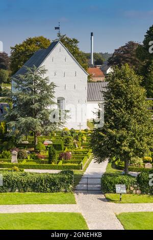 Historische weiße Kirche aus der Wikingerzeit in Jelling, Dänemark Stockfoto