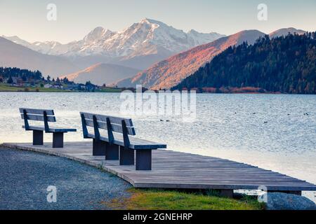 Wunderschöne Herbstszene des Haidersees (Lago della Muta) mit Ortler-Gipfel im Hintergrund. Herrliche Morgenansicht der italienischen Alpen, Italien, Europa. Beaut Stockfoto