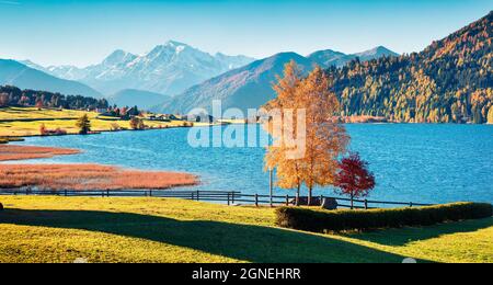 Farbenfrohe Herbstszene des Haidersees (Lago della Muta) mit Ortler-Gipfel im Hintergrund. Herrliche Morgenansicht der italienischen Alpen, Italien, Europa. Schönheit Stockfoto