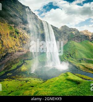 Fantastische Aussicht auf den Seljalandfoss Wasserfall am Morgen auf dem Seljalandsa Fluss. Atemberaubende Sommerszene von Island, Europa. Schönheit der Natur Konzept backgro Stockfoto