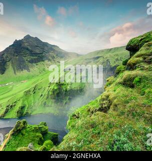 Toller Blick auf den Skogafoss Wasserfall am Morgen auf dem Skoga Fluss. Herrliche Sommerszene von Island, Europa. Schönheit der Natur Konzept Hintergrund. Instagram-Fil Stockfoto