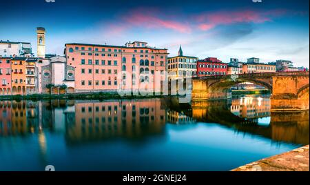 Attraktive mittelalterliche Bogenbrücke zur Heiligen Dreifaltigkeit (Ponte Santa Trinita) über dem Fluss Arno. Farbenfrohe Sonnenuntergänge im Frühling in Florenz, Italien, Europa. Reiseconce Stockfoto