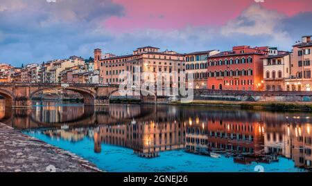 Spektakuläre mittelalterliche Bogenbrücke der Heiligen Dreifaltigkeit (Ponte Santa Trinita) über dem Fluss Arno. Farbenfrohe Sonnenuntergänge im Frühling in Florenz, Italien, Europa. Reisekonz Stockfoto