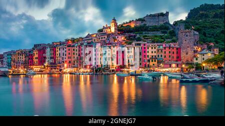 Fantastischer Sonnenuntergang in Portovenere. Malerische Abendseelandschaft des Mittelmeers, Ligurien, Provinz La Spezia, Italien, Europa. Traveli Stockfoto