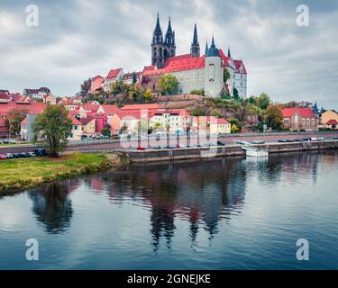 Dramatische Herbstlandschaft der ältesten mit Blick auf die Elbburg - Albrechtsburg. Neblige veneig Stadtbild von Meißen, Sachsen, Deutschland, Europa. Travelin Stockfoto