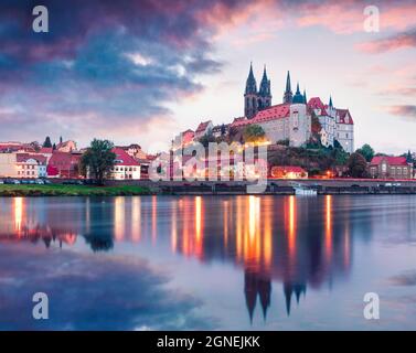 Dramatischer Sonnenuntergang im Herbst Blick auf die älteste Elbburg - Albrechtsburg. Buntes veneig Stadtbild von Meißen, Sachsen, Deutschland, Europa Stockfoto