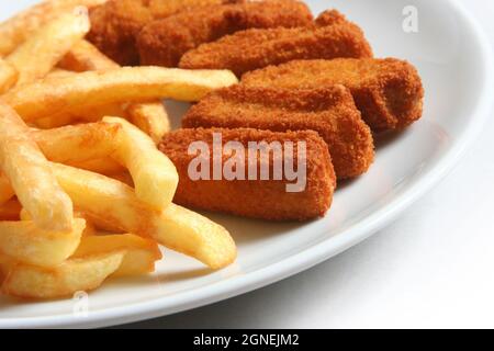 Fleischbällchen und Pommes Frites. Kadınbudu Köfte Stockfoto