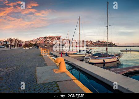 Attraktive Frühlingslandschaft auf der Ägäis. Coloful Sonnenuntergang Ansicht von Kavala Stadt, der wichtigste Seehafen von Ost-Mazedonien und der Hauptstadt von Kavala reg Stockfoto