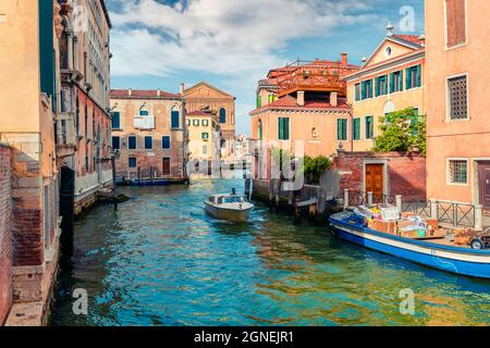 Blick auf den Frühling von Vennice mit dem berühmten Wasserkanal und bunten Häusern. Herrliche Morgenszene in Italien, Europa. Zauberhafter mediterraner Stadscap Stockfoto