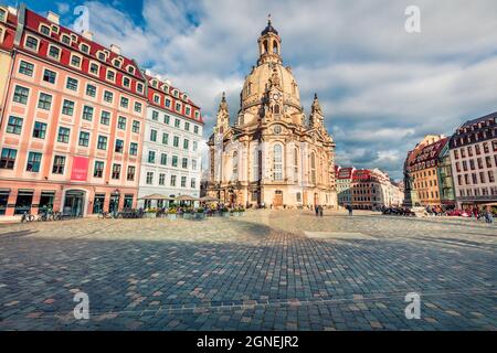 Helle Morgenansicht der barocken Kirche - Frauenkirche, wiedergeweiht 2005 nach der Zerstörung im Zweiten Weltkrieg Malerisches herbstlicher Stadtbild von Dre Stockfoto