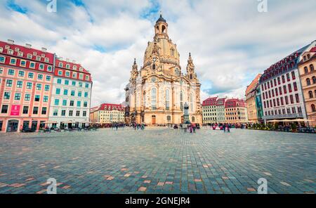 Herrliche Morgenansicht der barocken Kirche - Frauenkirche, 2005 nach der Zerstörung im Zweiten Weltkrieg wiedergeweiht Malerisches herbstliche Stadtbild von D Stockfoto