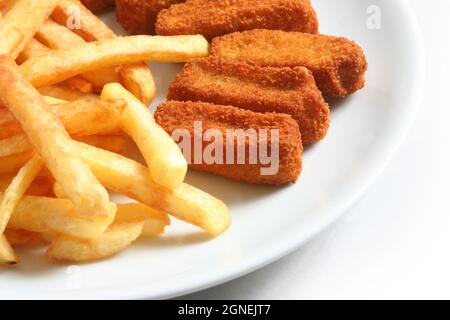 Fleischbällchen und Pommes Frites. Kadınbudu Köfte Stockfoto