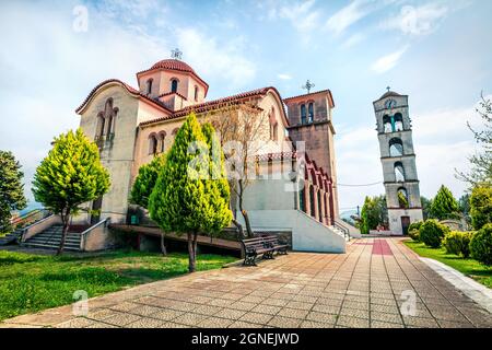 Kleine orthodoxe Kirche im Dorf Nea Kerdilia. Farbenfrohe Frühlingsszene in Nordgriechenland. Herrliche Morgenansicht der Landschaft, Kavala Region. Reisen Stockfoto