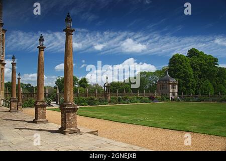 Dorische Säulen vor der Ostfront des Montacute House, einem elisabethanischen Herrenhaus mit Garten in der Nähe von Yeovil, Somerset, England, Großbritannien Stockfoto