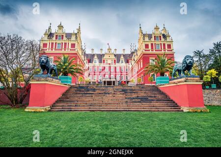 Dramatischer Herbstmorgen von Schloss Muskau. Regnerische Morgenszene im Muskau-Park, UNESCO-Weltkulturerbe, Oberlausitz, Sachsen, Deutschland, Europ Stockfoto