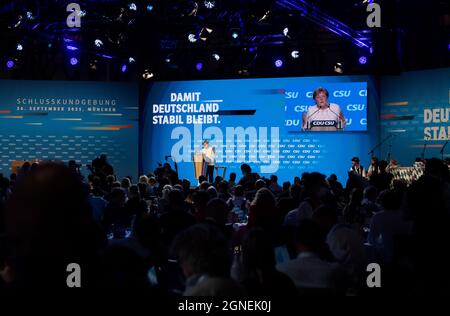 München, Deutschland. September 2021. Bundeskanzlerin Angela Merkel (CDU) ist beim offiziellen Wahlkampfschluss von CDU und CSU in der Festhalle am Nockherberg auf der Bühne. Quelle: Sven Hoppe/dpa/Alamy Live News Stockfoto