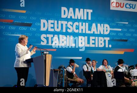 München, Deutschland. September 2021. Bundeskanzlerin Angela Merkel (CDU) ist beim offiziellen Wahlkampfschluss von CDU und CSU in der Festhalle am Nockherberg auf der Bühne. Quelle: Sven Hoppe/dpa/Alamy Live News Stockfoto