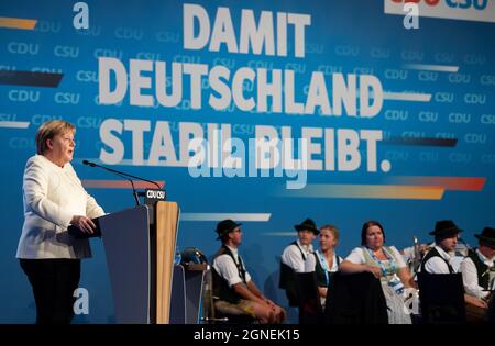 München, Deutschland. September 2021. Bundeskanzlerin Angela Merkel (CDU) ist beim offiziellen Wahlkampfschluss von CDU und CSU in der Festhalle am Nockherberg auf der Bühne. Quelle: Sven Hoppe/dpa/Alamy Live News Stockfoto