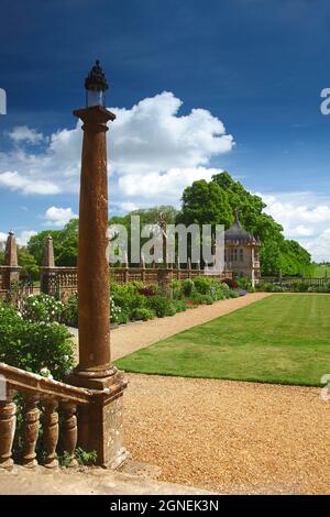 Eine dorische Säule vor der Ostfront des Montacute House, einem elisabethanischen Herrenhaus mit Garten in der Nähe von Yeovil, Somerset, England, Großbritannien Stockfoto