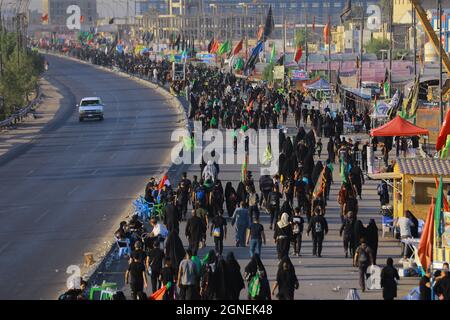 Bagdad, Irak. September 2021. Schiitische Muslime marschieren aus Bagdad, um die Husain-Moschee in Karbala anlässlich des Arba'een zu besuchen, der auch als Chehelom bekannt ist, eine religiöse Begebenheit, die vierzig Tage nach dem Tag der Aschura stattfindet, um dem Martyrium von Husain ibn Ali, dem Enkel des islamischen Propheten Muhammad, zu gedenken. Der am 10. Tag des Monats Muharram nach islamischem Kalender getötet wurde. Quelle: Ameer Al Mohammedaw/dpa/Alamy Live News Stockfoto