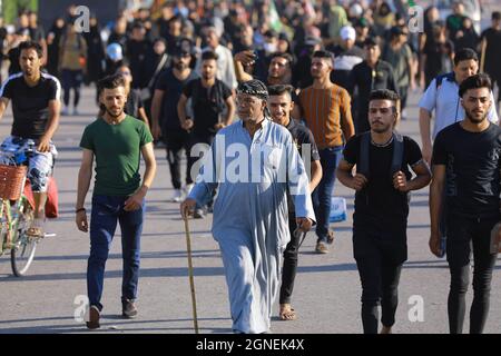 Bagdad, Irak. September 2021. Schiitische Muslime marschieren aus Bagdad, um die Husain-Moschee in Karbala anlässlich des Arba'een zu besuchen, der auch als Chehelom bekannt ist, eine religiöse Begebenheit, die vierzig Tage nach dem Tag der Aschura stattfindet, um dem Martyrium von Husain ibn Ali, dem Enkel des islamischen Propheten Muhammad, zu gedenken. Der am 10. Tag des Monats Muharram nach islamischem Kalender getötet wurde. Quelle: Ameer Al Mohammedaw/dpa/Alamy Live News Stockfoto