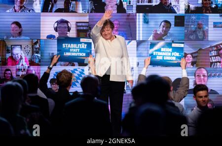 München, Deutschland. September 2021. Bundeskanzlerin Angela Merkel (CDU) ist beim offiziellen Wahlkampfschluss von CDU und CSU in der Festhalle am Nockherberg auf der Bühne. Quelle: Sven Hoppe/dpa/Alamy Live News Stockfoto