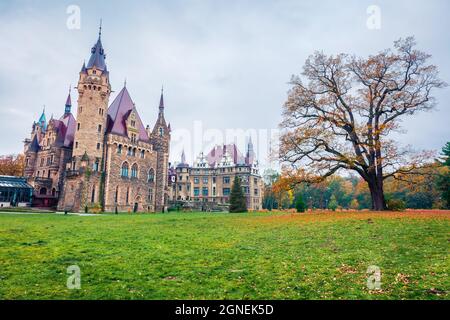 MOSZNA, POLEN - 24. OKTOBER 2017 ; das Schloss Moszna, erbaut im 17. Jahrhundert, erweitert von 1900 bis 1914, ist ein historischer Palast in Moszna, Stockfoto