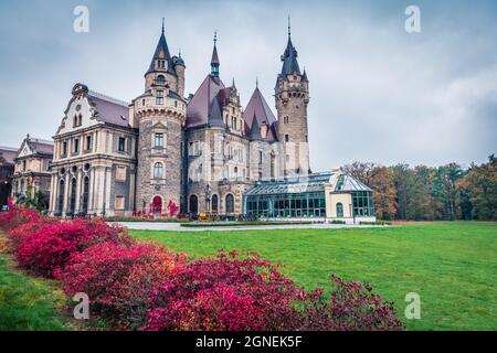 MOSZNA, POLEN - 24. OKTOBER 2017 ; das Schloss Moszna, erbaut im 17. Jahrhundert, erweitert von 1900 bis 1914, ist ein historischer Palast in Moszna, Stockfoto